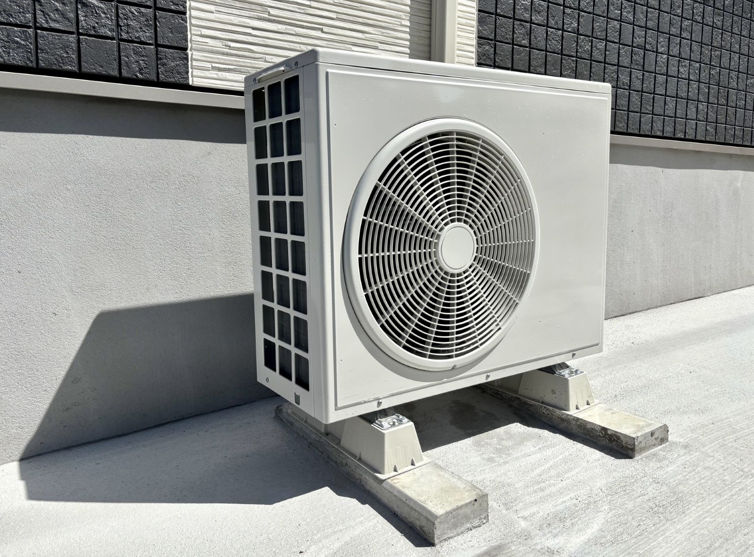 エアコン室外機に熱交換塗料！夏も冬も電気代を抑える省エネ対策