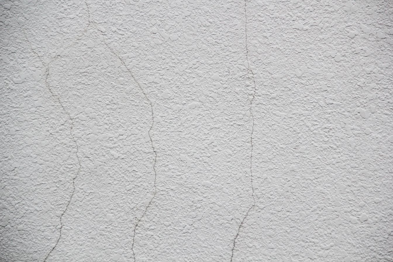 この症状、外壁塗装した方がいい?まだ大丈夫?判断のポイントを解説
